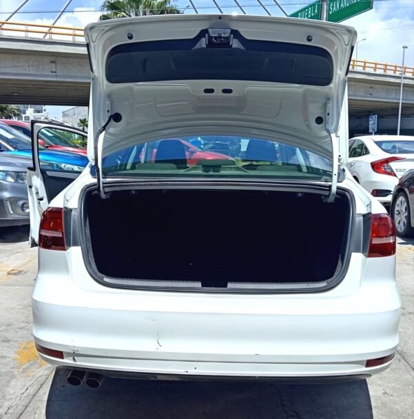 VOLKSWAGEN JETTA COMFORTLINE - Image 4