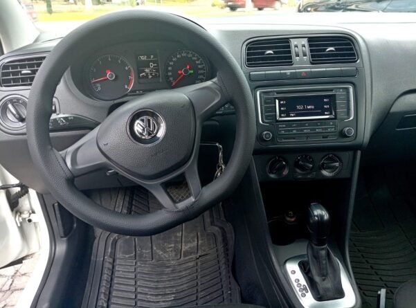 VOLKSWAGEN VENTO COMFORTLINE STD - Image 4