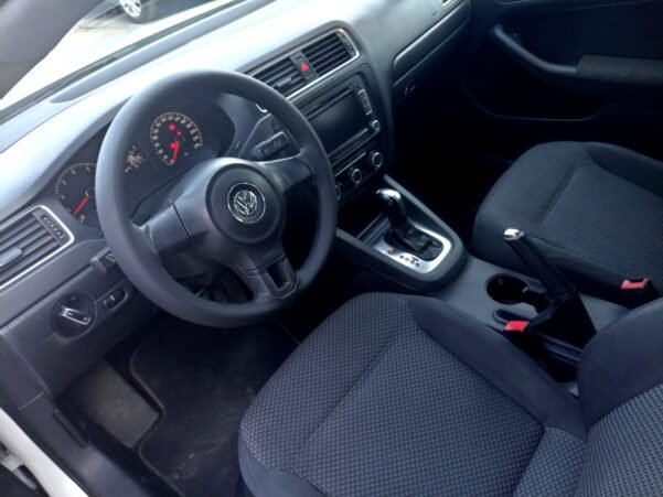 VOLKWAGEN JETTA MK VI AUT - Image 4