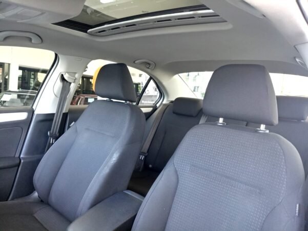 VOLKSWAGEN JETTA COMFORTLINE STD - Image 4