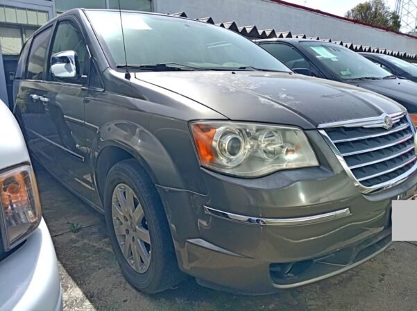 CHRYSLER TOWN & CONTRY LIMITED - Image 2
