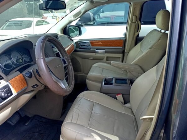 CHRYSLER TOWN & CONTRY LIMITED - Image 4