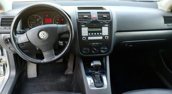 VOLKSWAGEN BORA TDI DSG - Image 8
