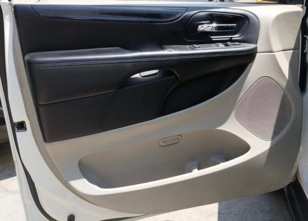 CHRYSLER TOWN & COUNTRY LX AUT - Image 2
