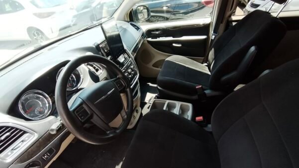 CHRYSLER TOWN & COUNTRY LX AUT - Image 3