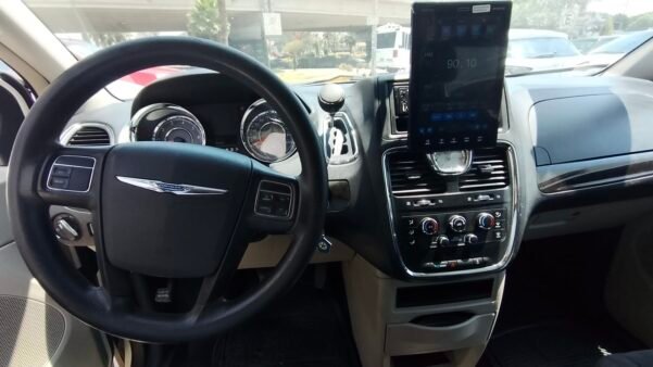 CHRYSLER TOWN & COUNTRY LX AUT - Image 4