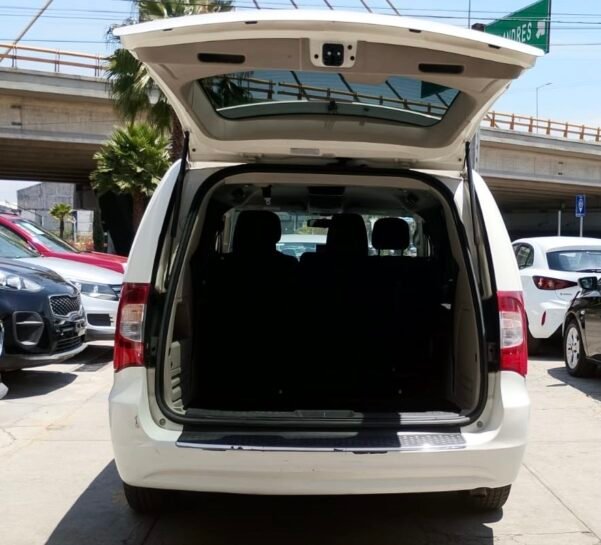 CHRYSLER TOWN & COUNTRY LX AUT - Image 9