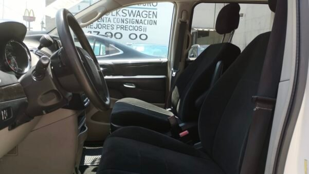CHRYSLER TOWN & COUNTRY LX AUT - Image 10