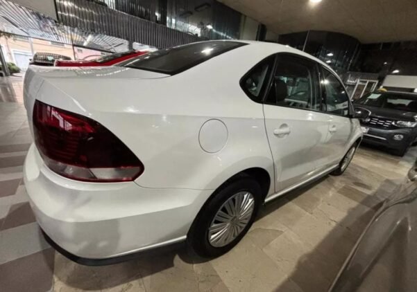 VOLKSWAGEN VENTO 1.6 STARTLINE - Image 9