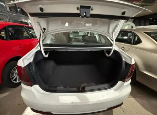 VOLKSWAGEN VENTO 1.6 STARTLINE - Image 12