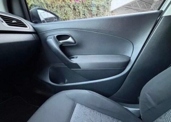 VOLKSWAGEN POLO 1.2 TSI AT - Image 9