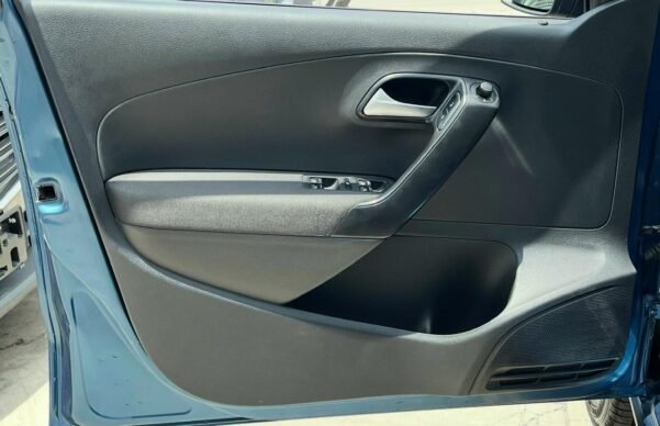 VOLKSWAGEN POLO COMFORTLINE STD - Image 3