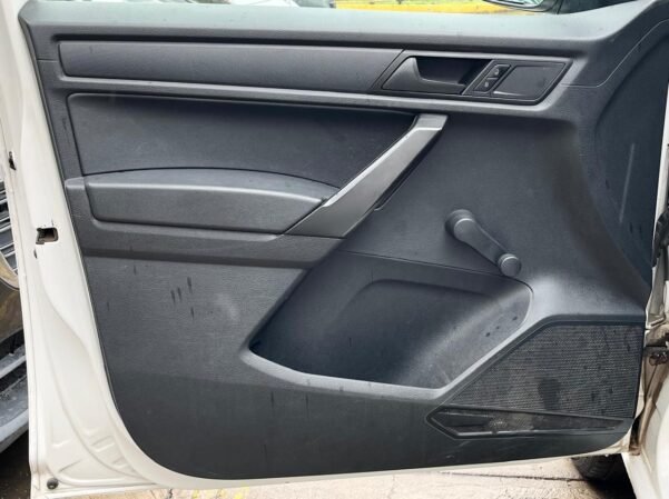 VOLKSWAGEN CADDY MAXI CARGO VAN STD - Image 4