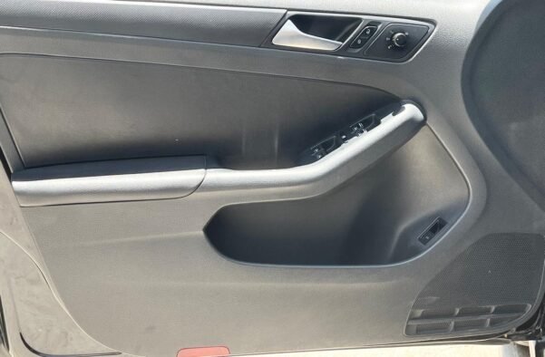VOLKSWAGEN JETTA MK 2.0 TDI DSG - Image 4