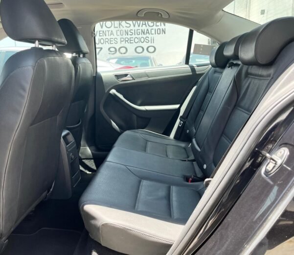 VOLKSWAGEN JETTA MK 2.0 TDI DSG - Image 11