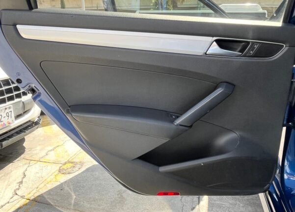 VOLKSWAGEN PASSAT COMFORTLINE AUT - Image 21