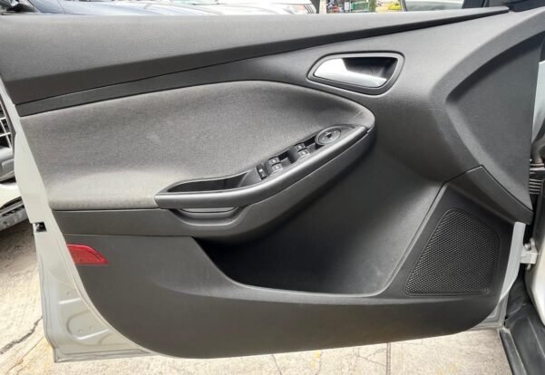 FORD FOCUS SE PLUS AUT - Image 4