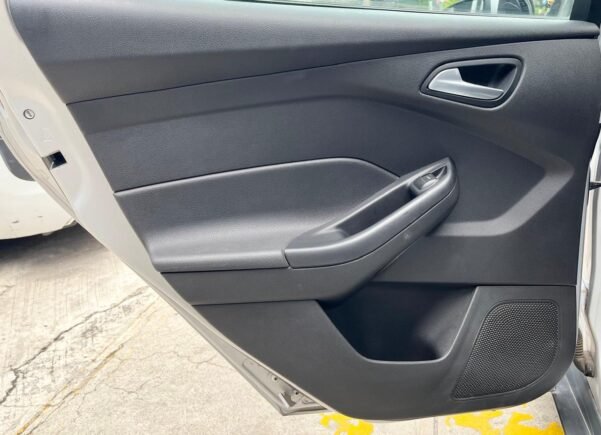FORD FOCUS SE PLUS AUT - Image 11